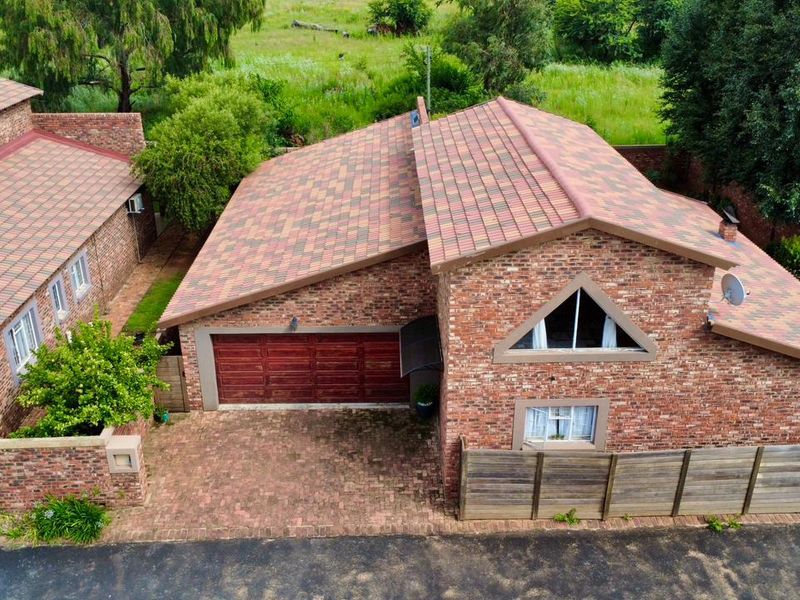 Great Value full title Townhouse in sought after yet secluded estate  - Photo 2