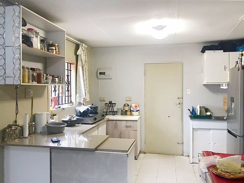 3 Bedroom House for Sale in Marlboro Gardens - Photo 2