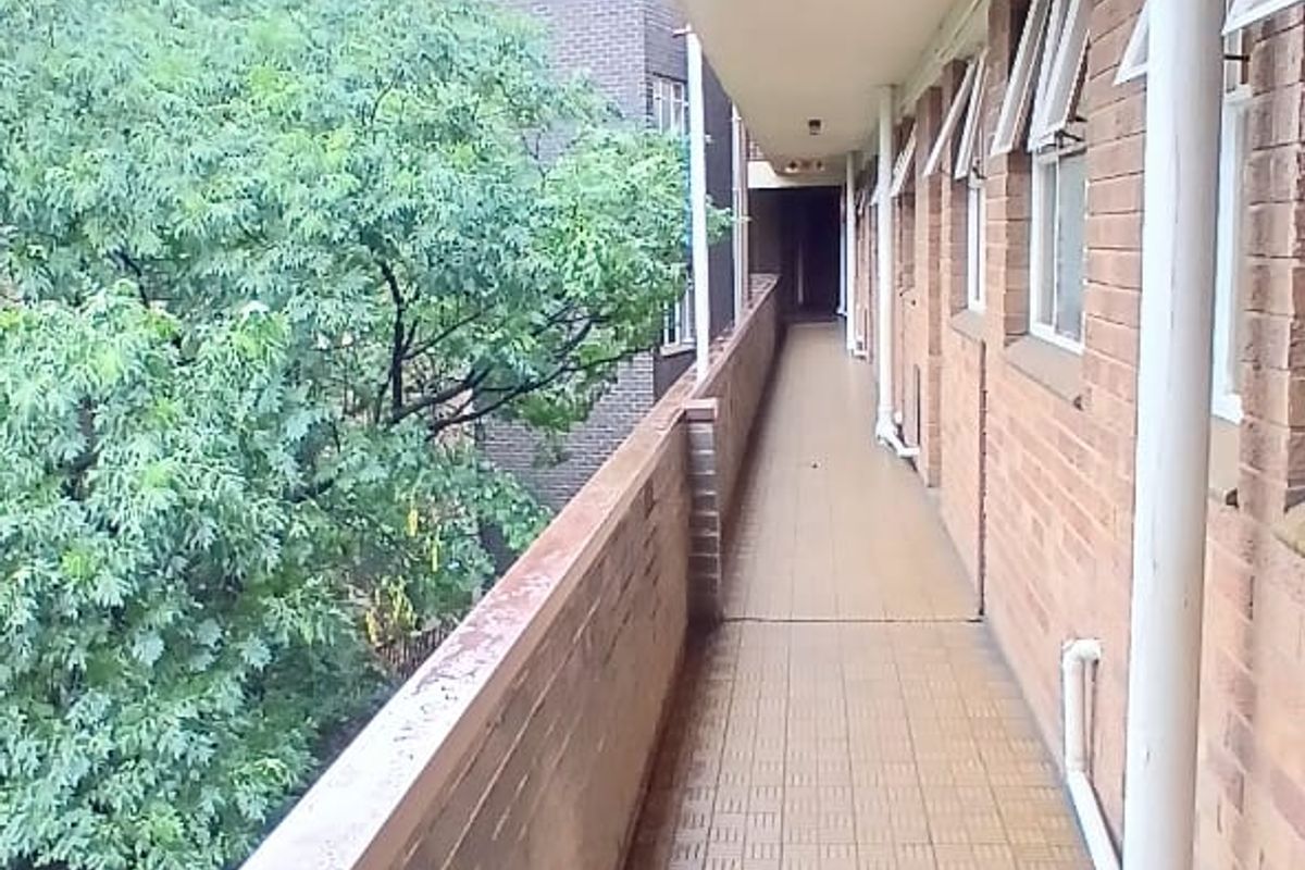 Spacious & Versatile 2-Bedroom Apartment – Muckleneuk, Pretoria - Photo 3