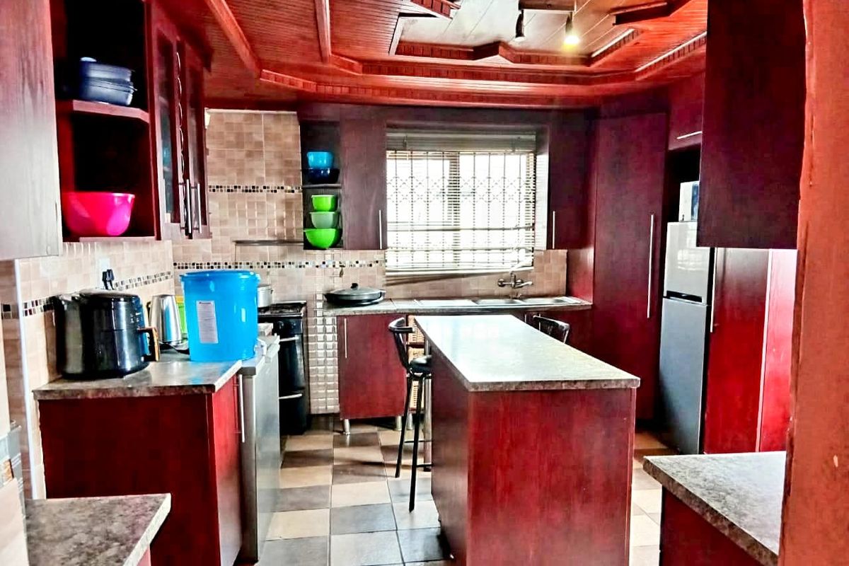 6 BEDROOM HOUSE FOR SALE  IN SCENARY PARK - Photo 2