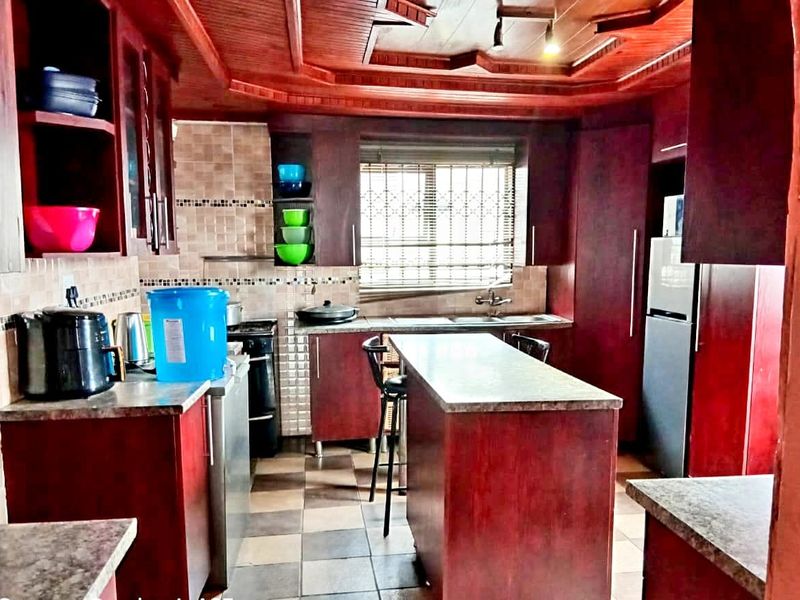 6 BEDROOM HOUSE FOR SALE  IN SCENARY PARK - Photo 2