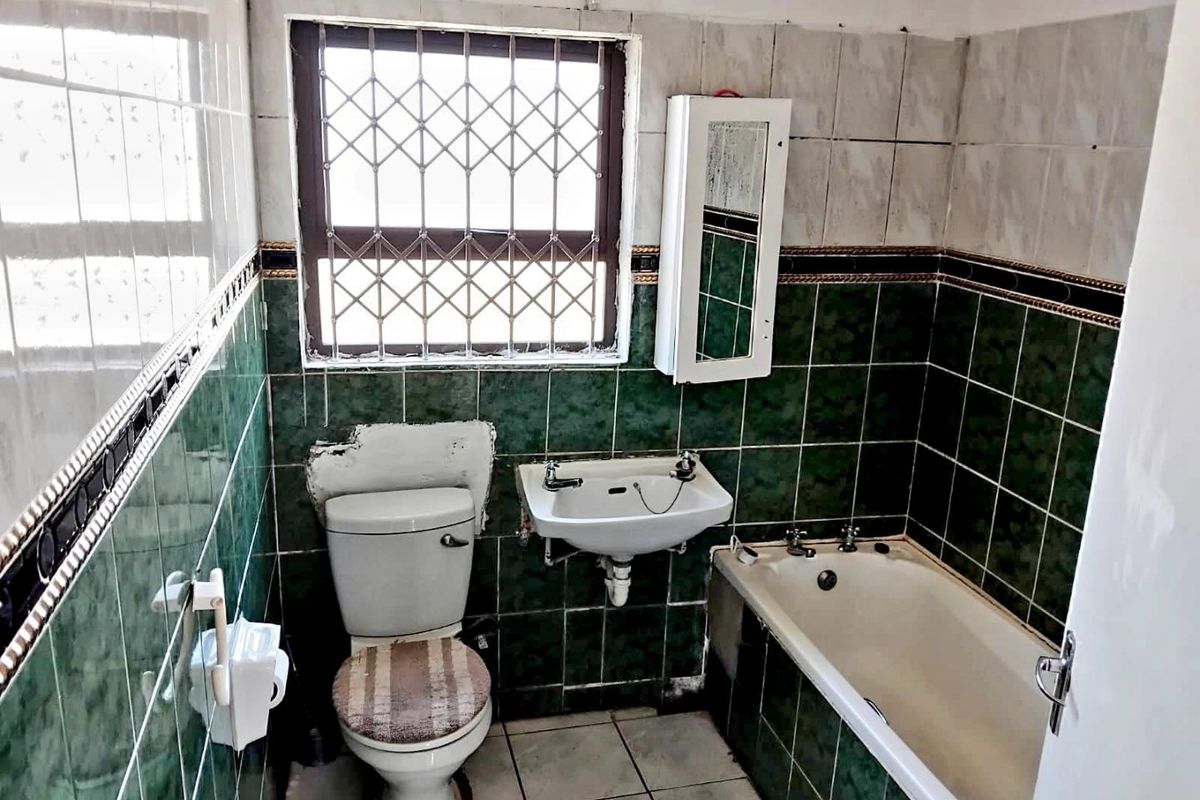 6 BEDROOM HOUSE FOR SALE  IN SCENARY PARK - Photo 3