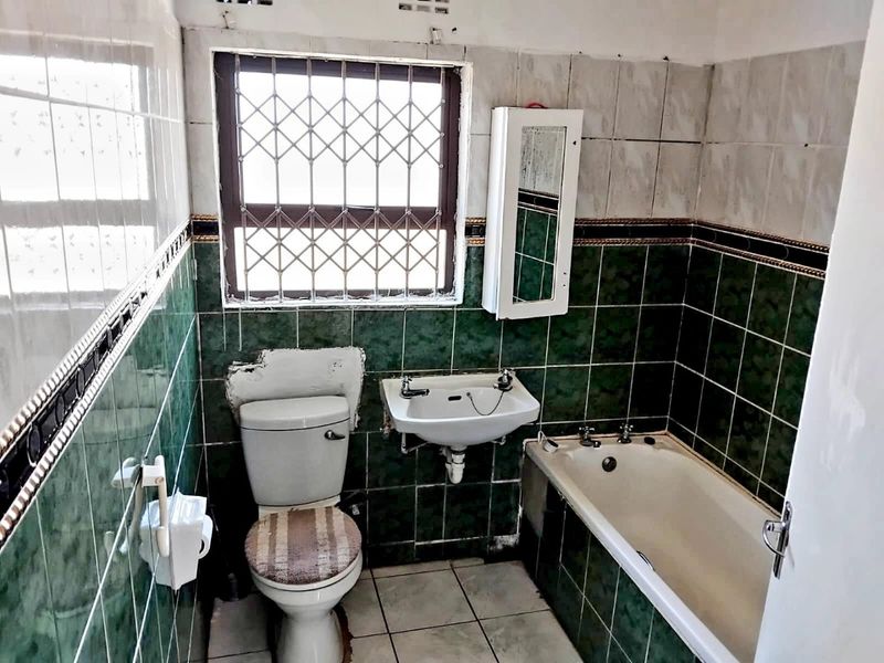 6 BEDROOM HOUSE FOR SALE  IN SCENARY PARK - Photo 3