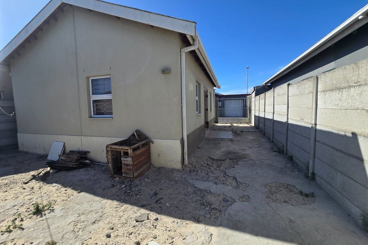 Two bedroom starter home in great location  - Photo 2