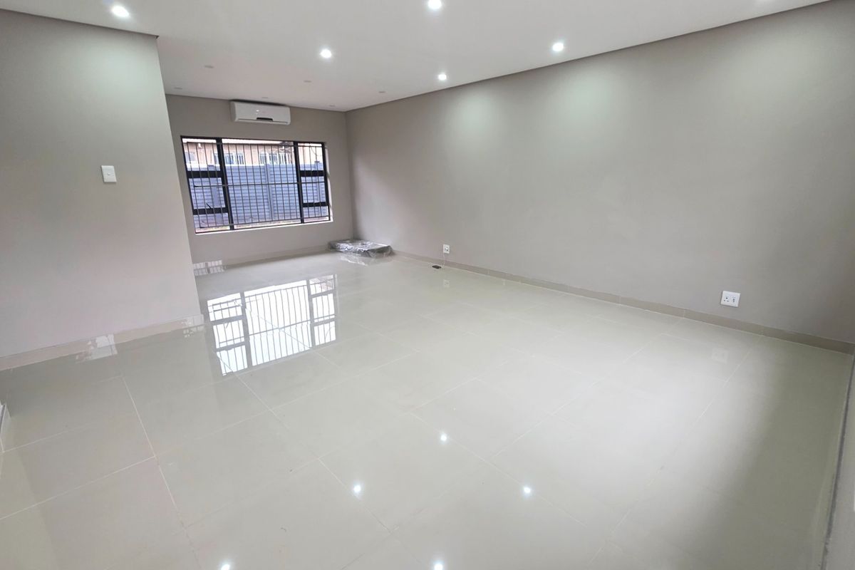 Stunning 3 Bedroom, Freestanding, Modern Family Home - Photo 4