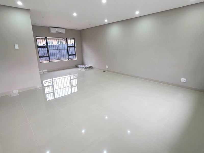 Stunning 3 Bedroom, Freestanding, Modern Family Home - Photo 4