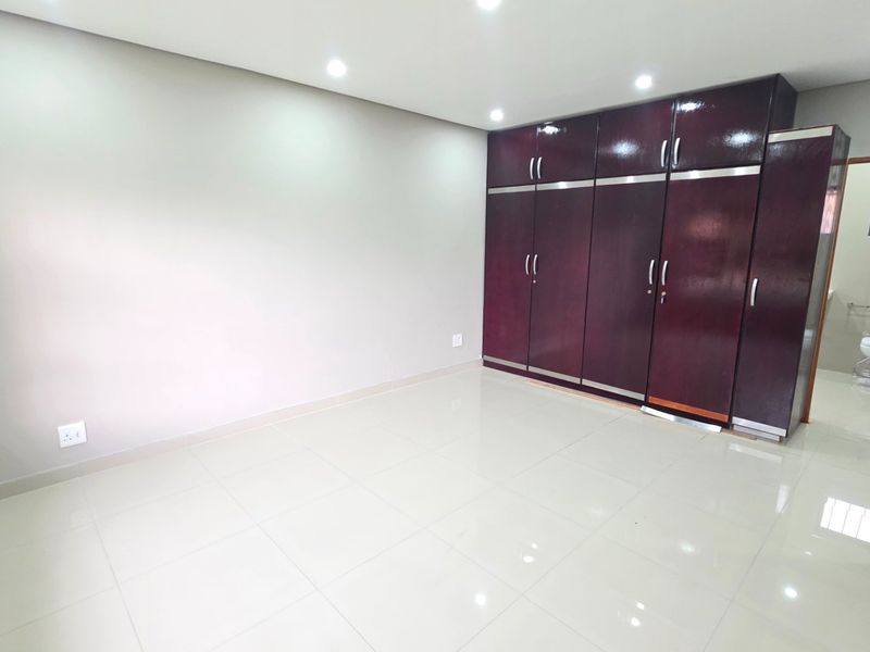 Stunning 3 Bedroom, Freestanding, Modern Family Home - Photo 10