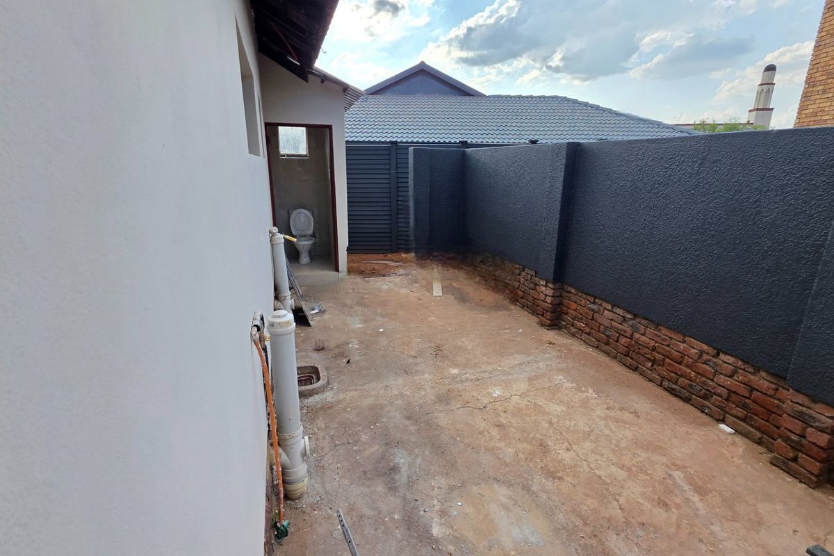 Stunning 3 Bedroom, Freestanding, Modern Family Home - Photo 2