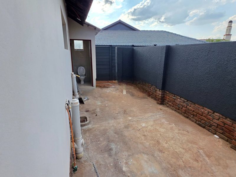 Stunning 3 Bedroom, Freestanding, Modern Family Home - Photo 2