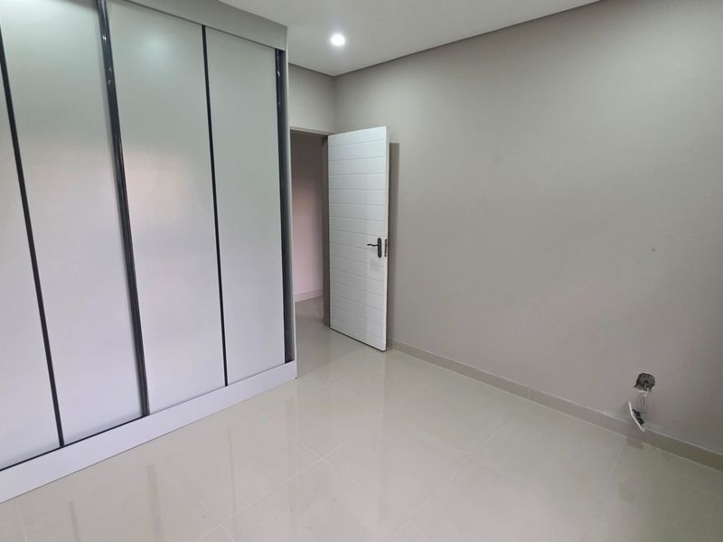 Stunning 3 Bedroom, Freestanding, Modern Family Home - Photo 9