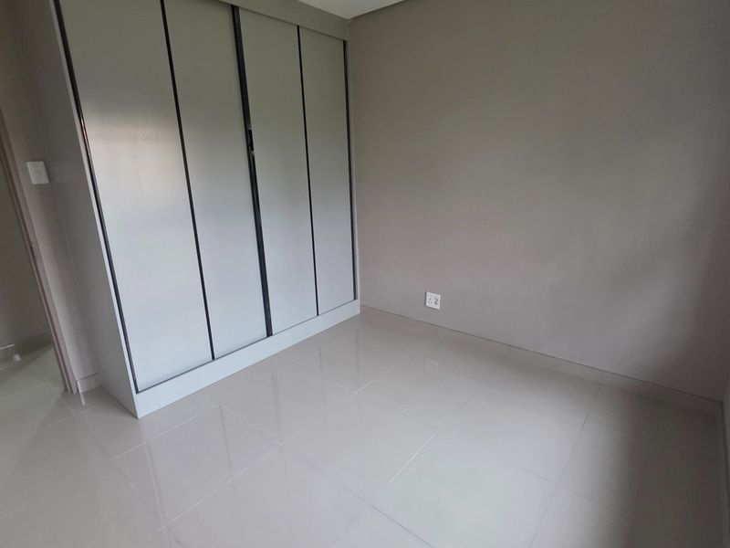 Stunning 3 Bedroom, Freestanding, Modern Family Home - Photo 7