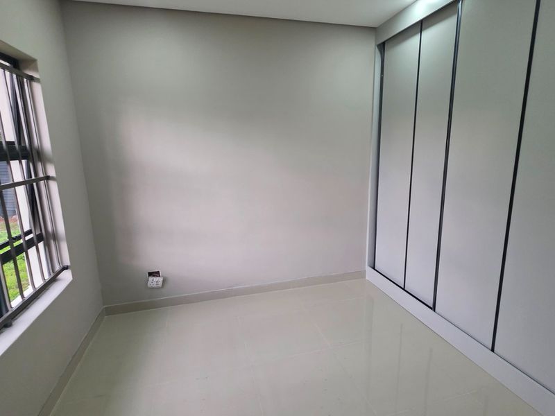 Stunning 3 Bedroom, Freestanding, Modern Family Home - Photo 8