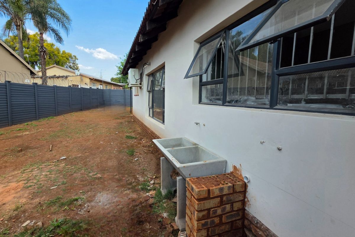 Stunning 3 Bedroom, Freestanding, Modern Family Home - Photo 3