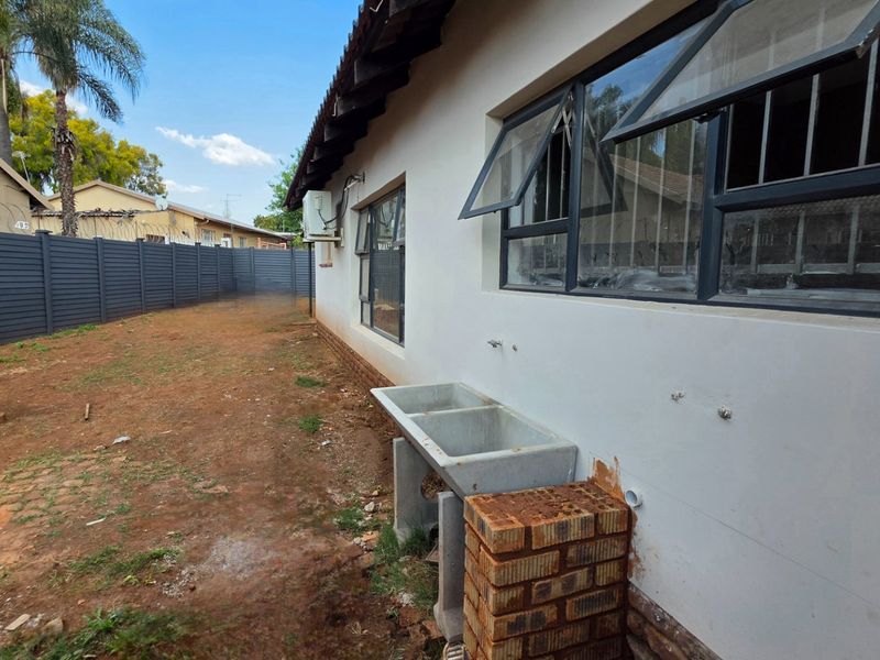 Stunning 3 Bedroom, Freestanding, Modern Family Home - Photo 3