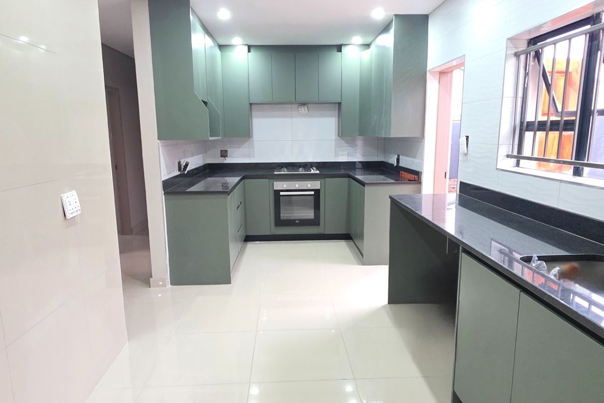 Stunning 3 Bedroom, Freestanding, Modern Family Home - Photo 5