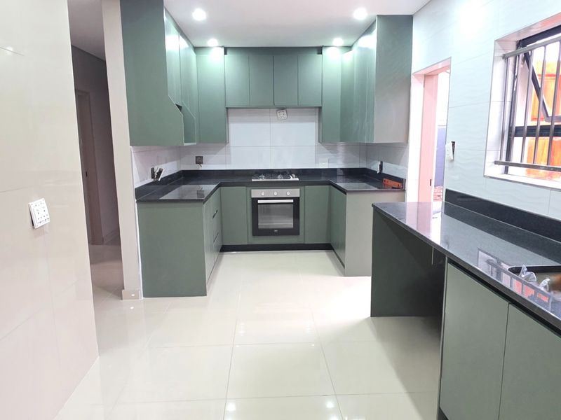 Stunning 3 Bedroom, Freestanding, Modern Family Home - Photo 5