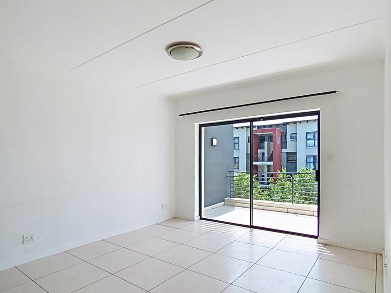 2 Bedroom Apartment in Fourways - Photo 5