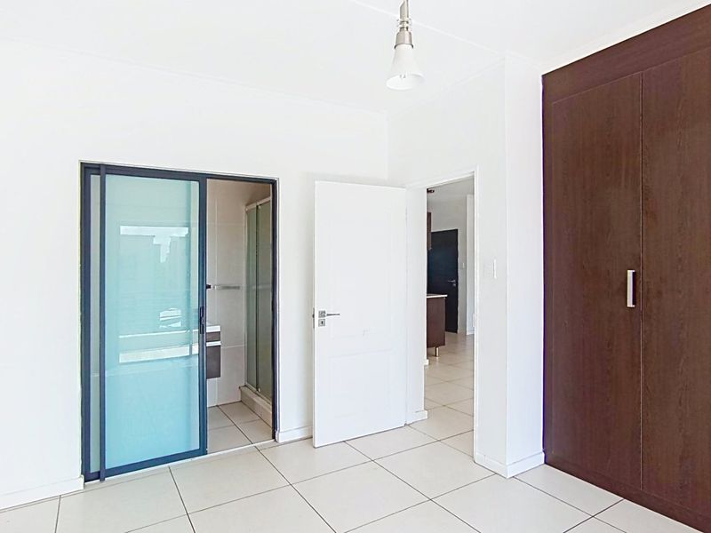 2 Bedroom Apartment in Fourways - Photo 8