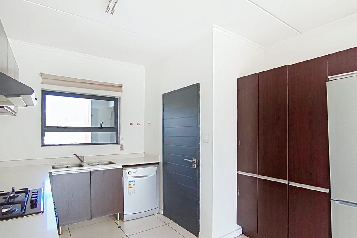 2 Bedroom Apartment in Fourways - Photo 4