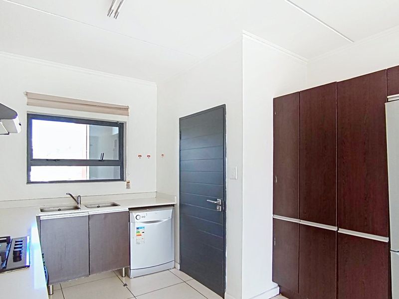 2 Bedroom Apartment in Fourways - Photo 4