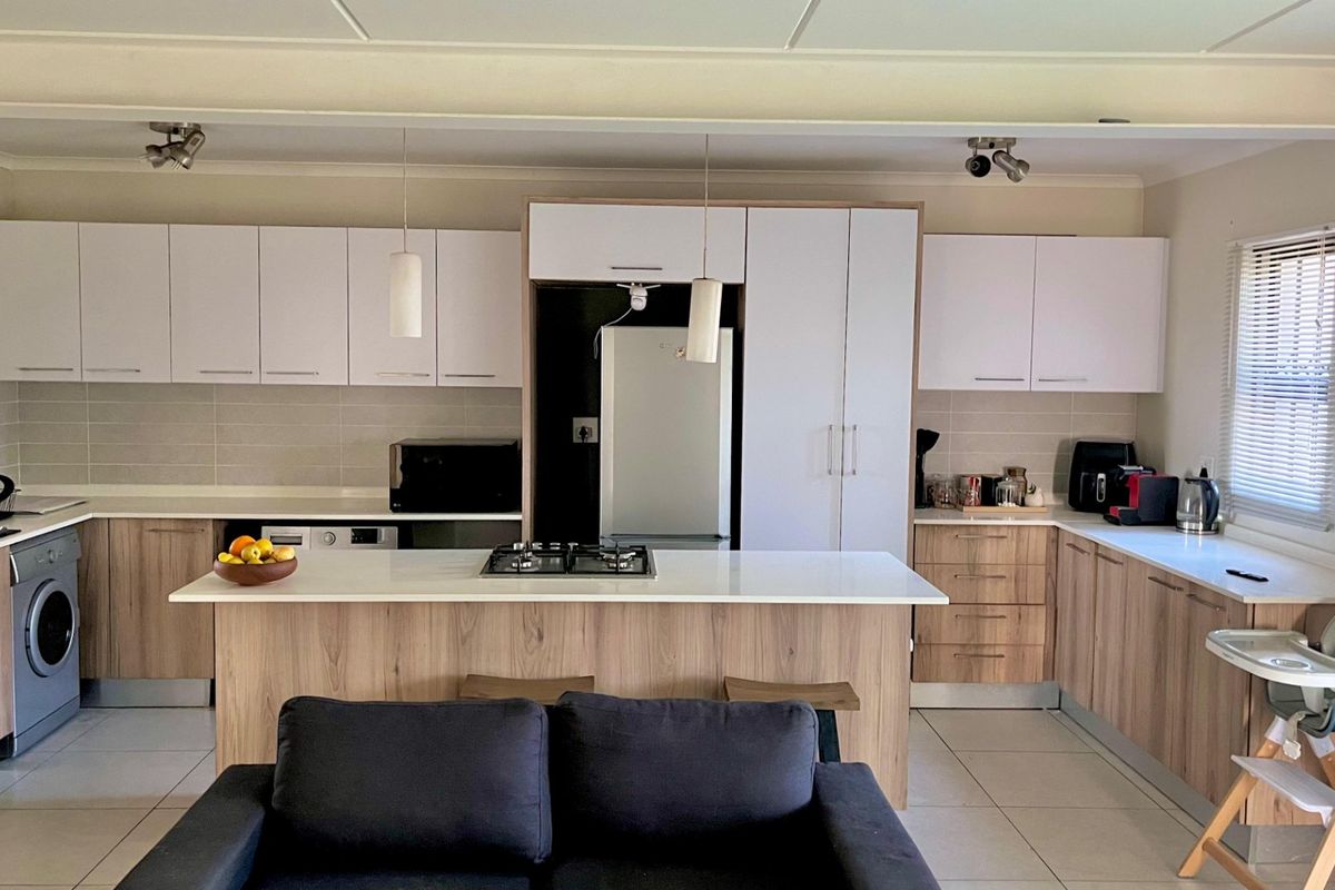 Immaculate Garden Townhouse with lots of extras! - Photo 3