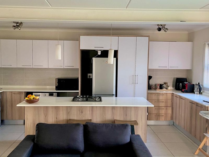 Immaculate Garden Townhouse with lots of extras! - Photo 3