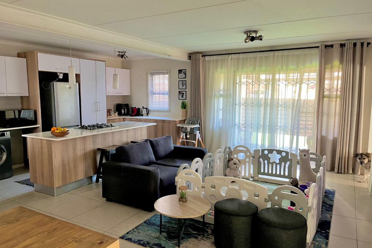 Immaculate Garden Townhouse with lots of extras! - Photo 2