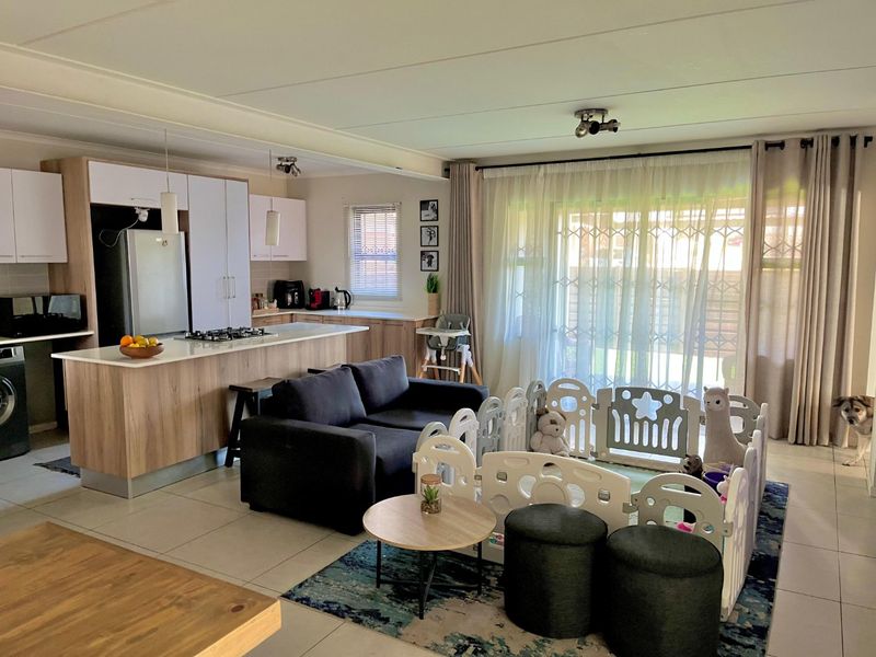 Immaculate Garden Townhouse with lots of extras! - Photo 2