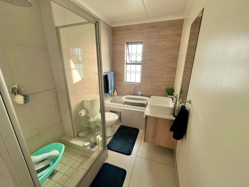 Immaculate Garden Townhouse with lots of extras! - Photo 10