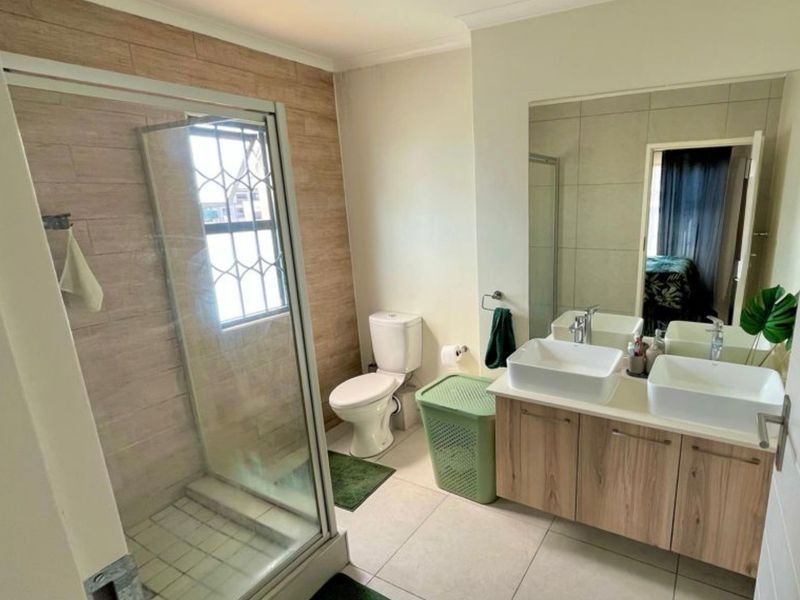 Immaculate Garden Townhouse with lots of extras! - Photo 9