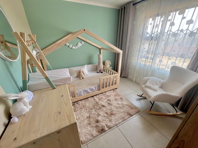 Immaculate Garden Townhouse with lots of extras! - Photo 8