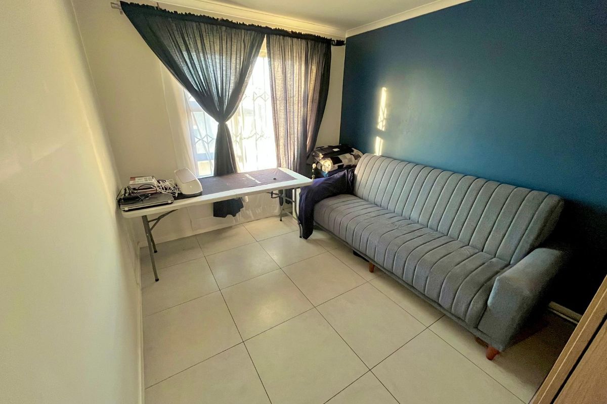 Immaculate Garden Townhouse with lots of extras! - Photo 4