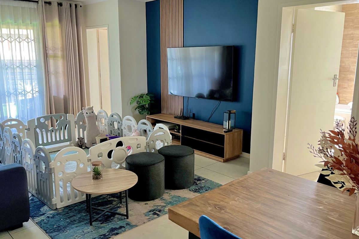 Immaculate Garden Townhouse with lots of extras! - Photo 5