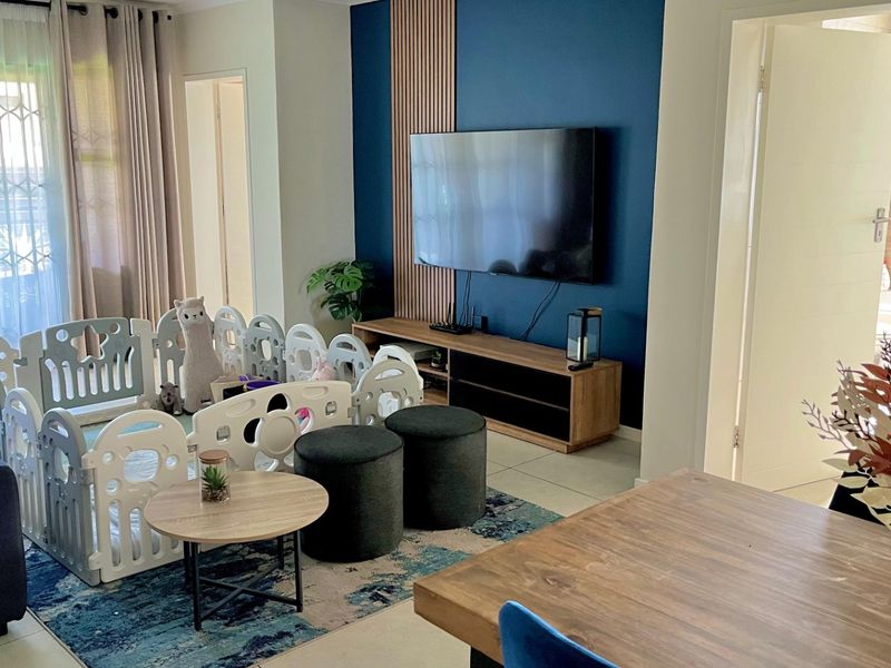 Immaculate Garden Townhouse with lots of extras! - Photo 5