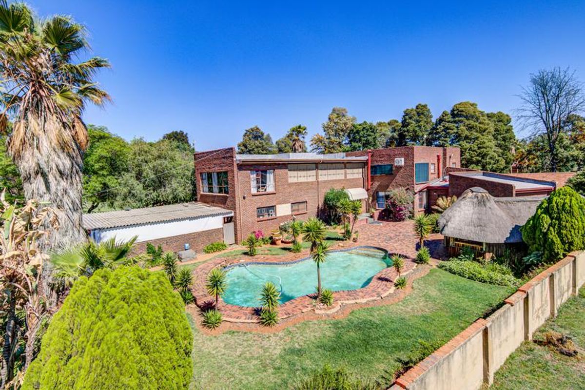 Expansive Estate Offering Exceptional Family Living - Photo 2