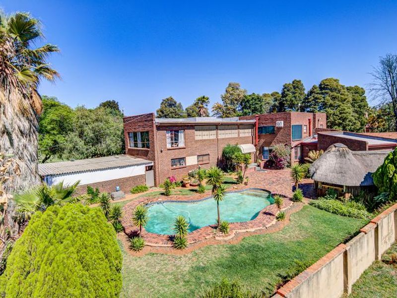 Expansive Estate Offering Exceptional Family Living - Photo 2