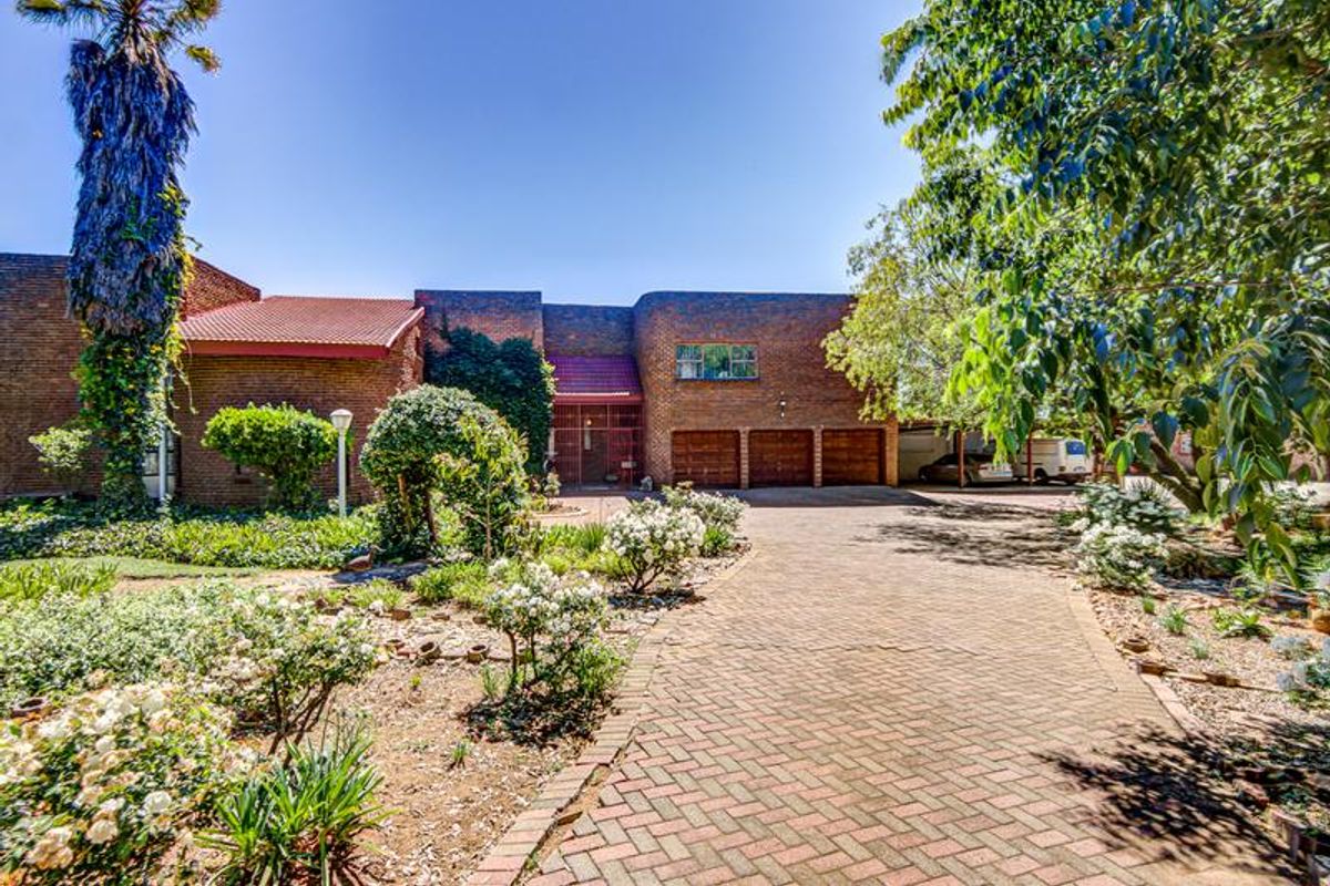 Expansive Estate Offering Exceptional Family Living - Photo 5