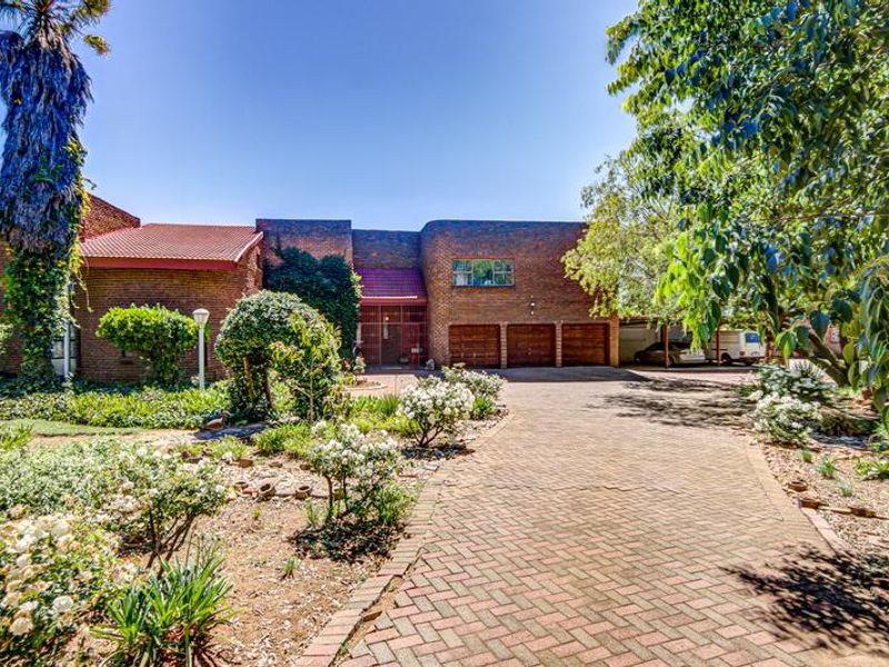 Expansive Estate Offering Exceptional Family Living - Photo 5