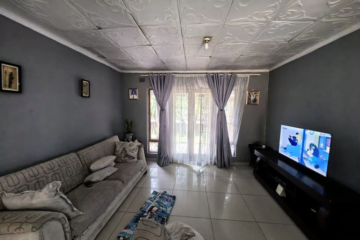 3 Bedrooms, 1 Bathroom Townhouse For Sale In Pinetown, Durban - Photo 2