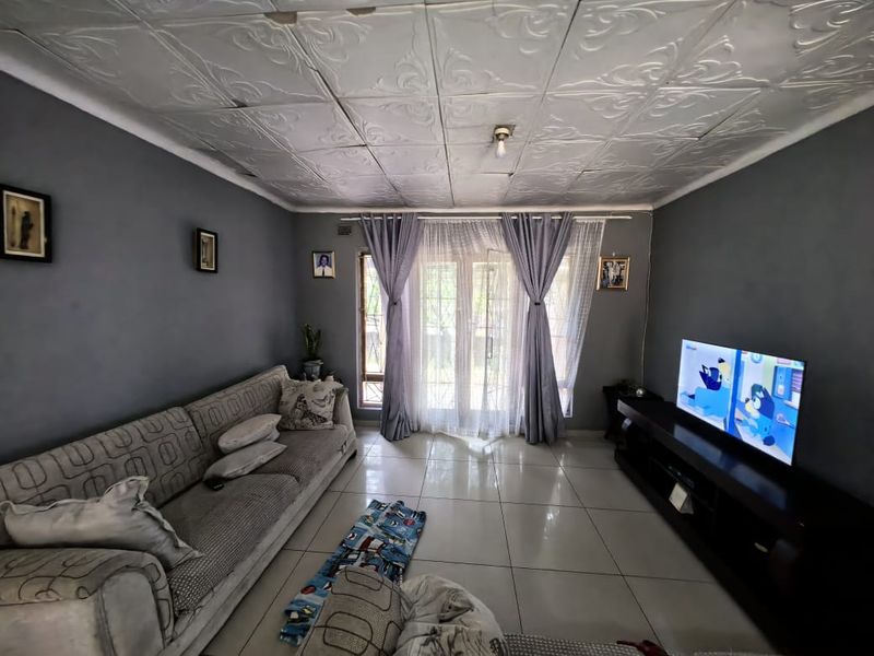 3 Bedrooms, 1 Bathroom Townhouse For Sale In Pinetown, Durban - Photo 2