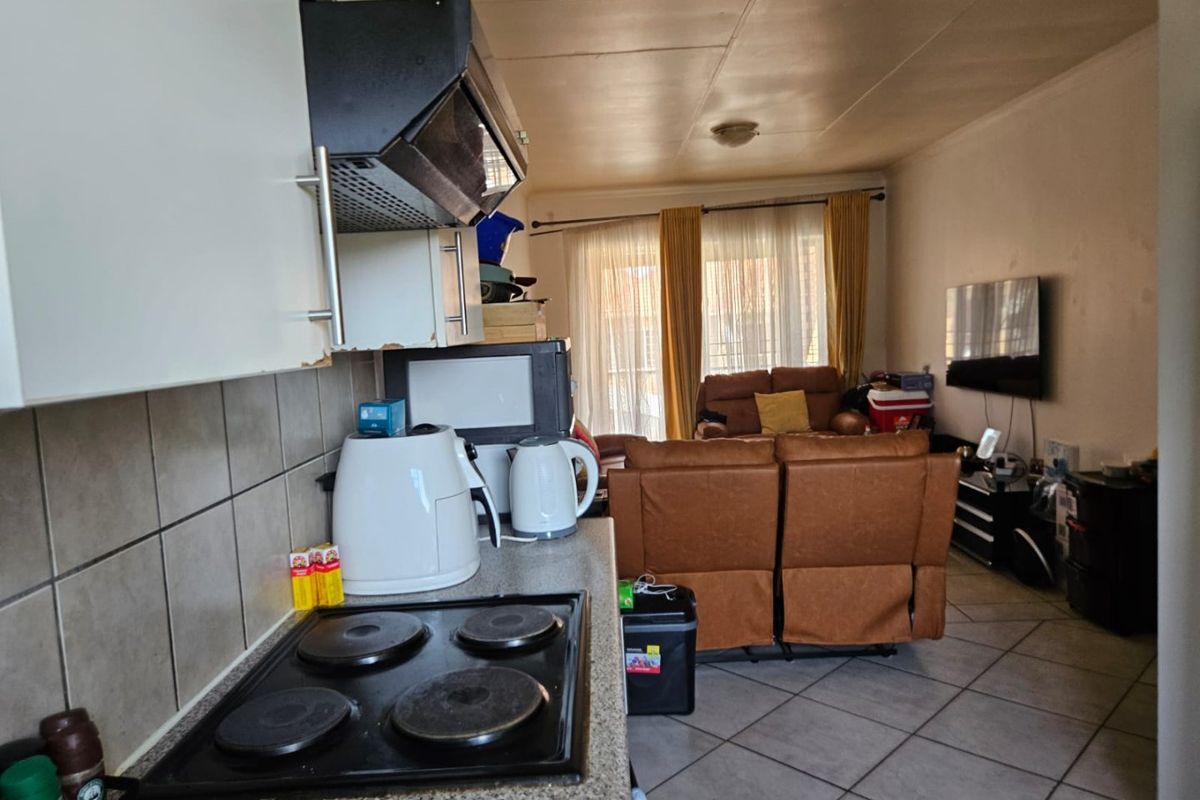 Lovely 3-Bedroom First-Floor Townhouse - Photo 4