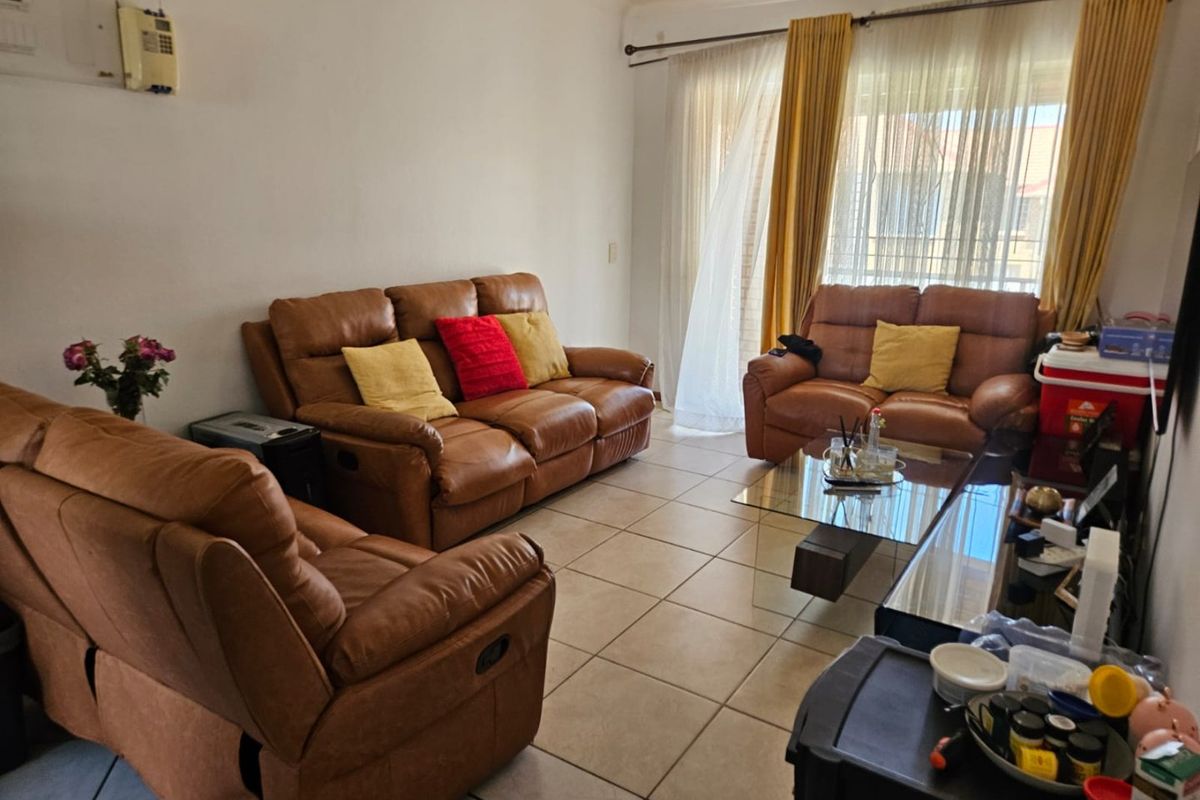 Lovely 3-Bedroom First-Floor Townhouse - Photo 2