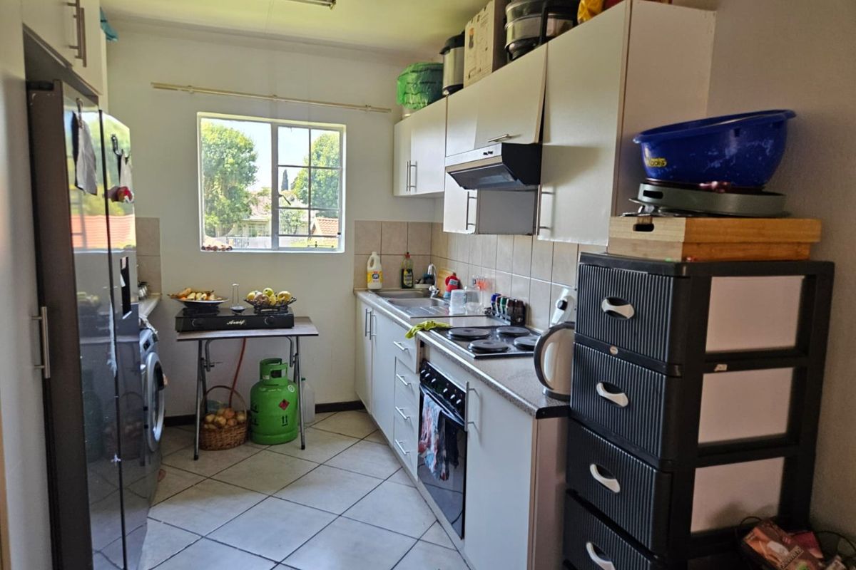 Lovely 3-Bedroom First-Floor Townhouse - Photo 3