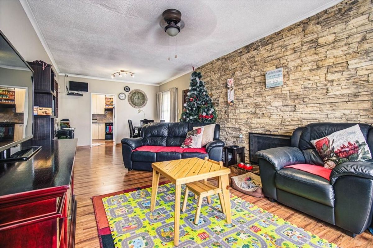 Spacious Family Home with Excellent Amenities - Photo 2