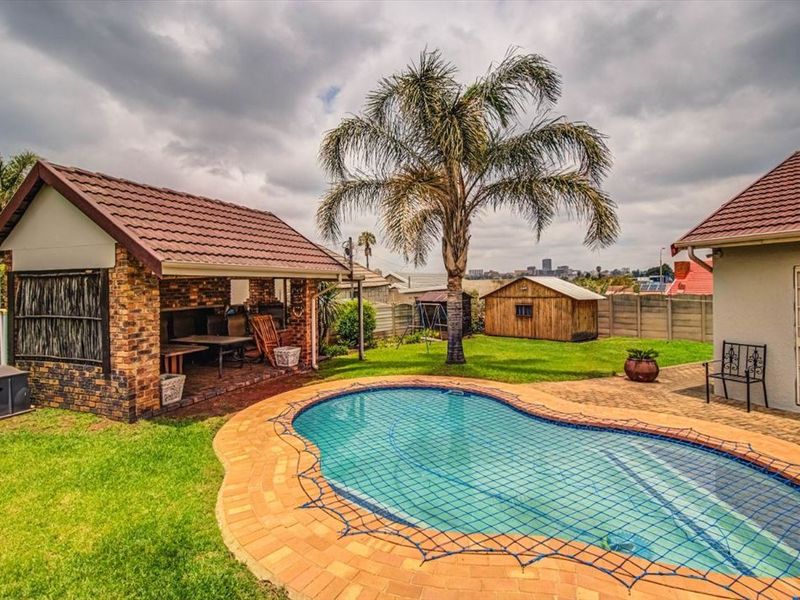 Spacious Family Home with Excellent Amenities - Photo 3