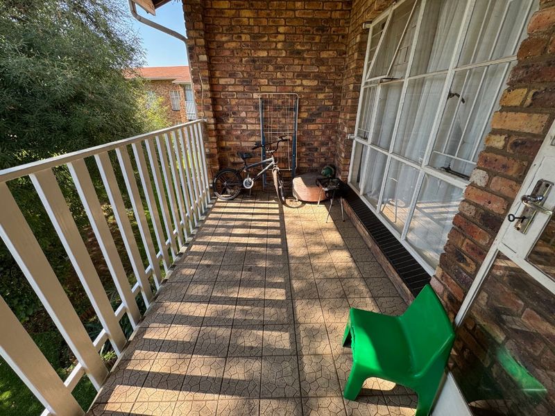 Modern Comfort with Practical Living Spaces - Photo 4