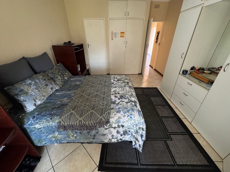 Modern Comfort with Practical Living Spaces - Photo 6