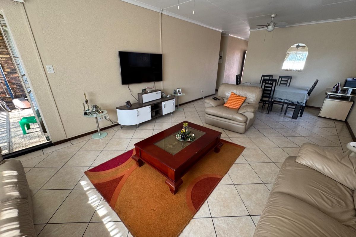 Modern Comfort with Practical Living Spaces - Photo 3
