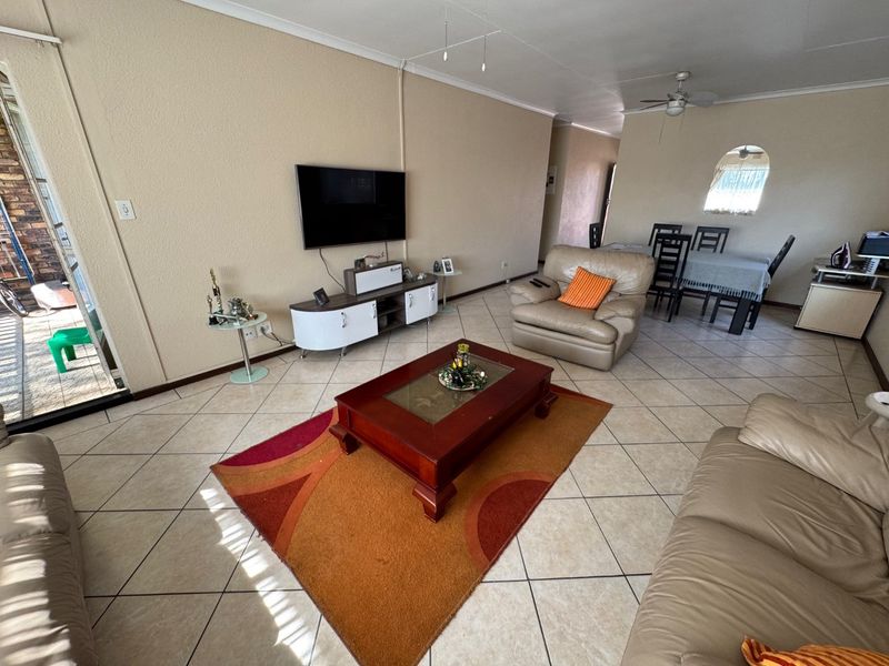 Modern Comfort with Practical Living Spaces - Photo 3