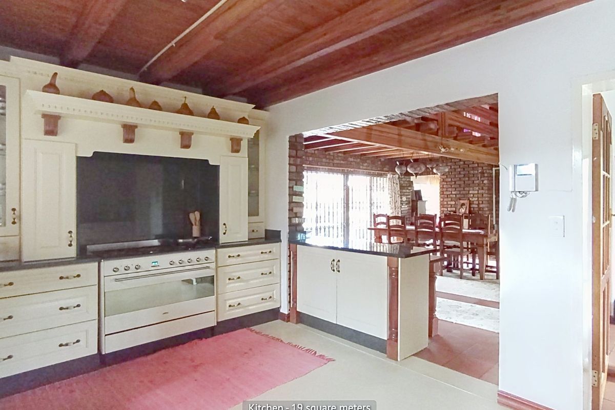 4 Bedroom House in Paulshof - Photo 2